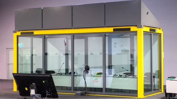 Blick auf den leeren Glaskasten im Gerichtssaal des tempor&auml;ren Gerichtsgeb&auml;udes vom Landgericht Magdeburg, in dem normalerweise der Todesfahrer vom Magdeburger Weihnachtsmarkt sitzt. - &copy; Klaus-Dietmar Gabbert/dpa