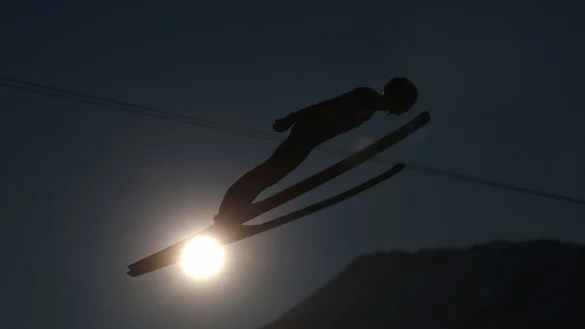 Karl Geiger legt einen schwachen Quali-Sprung hin. - &copy; Daniel Karmann/dpa