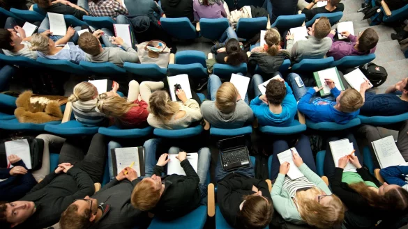 Das Erasmus+-Programm ist vor allem f&uuml;r Auslandsaufenthalte von Studierenden bekannt. (Symbolbild) - &copy; Julian Stratenschulte/dpa