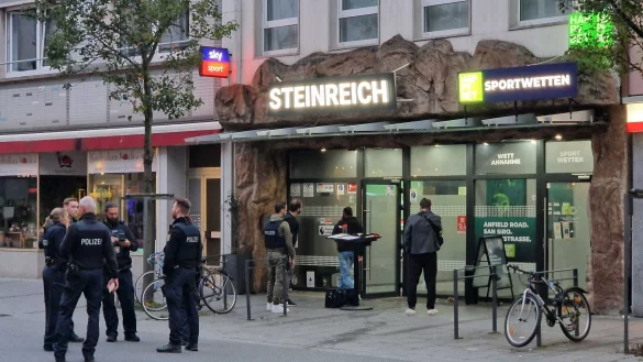 Es l&auml;uft ein gr&ouml;&szlig;erer Polizeieinsatz. - &copy; Carolin Eckenfels/dpa