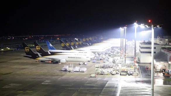 Die beiden M&auml;nner schlugen die Scheibe eines Notschalters ein. - &copy; Sascha Thelen/dpa