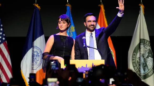 Mamdani mit seiner Ehefrau, der K&uuml;nstlerin Rama Duwaji. - &copy; Yuki Iwamura/AP/dpa