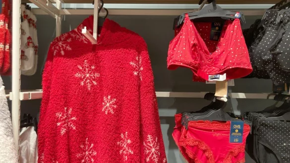 Geschenkte rote Unterw&auml;sche, in der Silvesternacht getragen, soll Gl&uuml;ck im neuen Jahr bringen. - &copy; Sabine Dobel/dpa