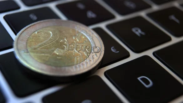 Seit Jahren t&uuml;fteln die Euro-W&auml;hrungsh&uuml;ter unter Federf&uuml;hrung der Europ&auml;ischen Zentralbank (EZB) an einer digitalen Variante der europ&auml;ischen Gemeinschaftsw&auml;hrung. (Symbolbild) - &copy; Karl-Josef Hildenbrand/dpa