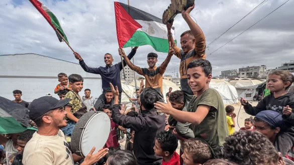 Nach zwei Jahren Krieg wird im Gazastreifen die Einigung auf eine Waffenruhe gefeiert. - &copy; Belal Abu Amer/APA Images via ZUMA Press Wire/dpa