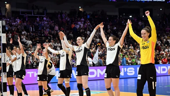 Die Handballerinnen haben bei der Heim-WM einen Erfolgslauf. - © Federico Gambarini/dpa