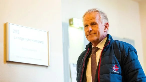 Hafenchef Meier sagte im Prozess zu Kontakten aus, die er vermittelte. - © Daniel Bockwoldt/dpa