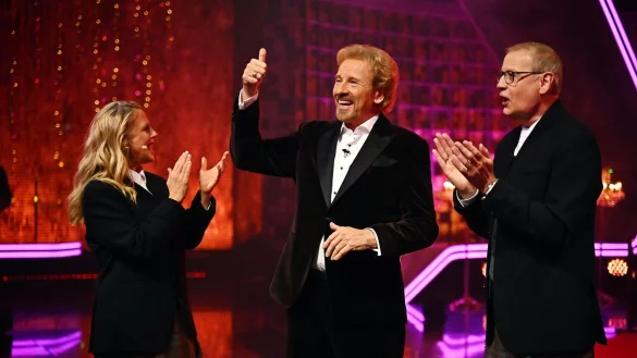 Moderator Thomas Gottschalk mit Günther Jauch und Barbara Schöneberger. - © Julia Feldhagen/RTL/dpa