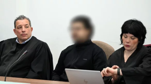 Der Angeklagte soll unter anderem Folterungen und Explosionen in Auftrag gegeben haben. - © Federico Gambarini/dpa