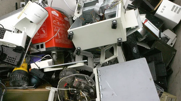 Alte Computer und sonstiger Elektroschrott liegen in einem Container zur Abfallentsorgung. (Illustration) - &copy; Frank M&auml;chler/dpa