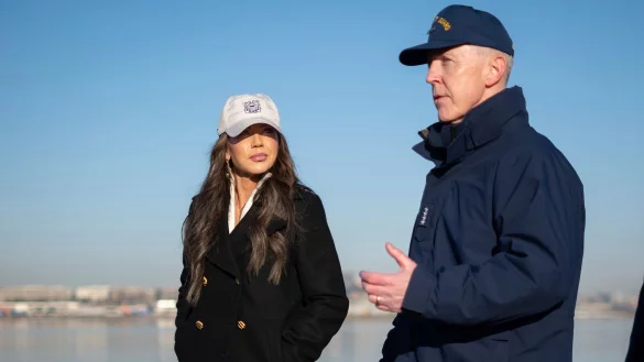 Admiral Kevin Lunday (r.), amtierender Kommandant der Kristi Noem unterstehenden US-K&uuml;stenwache, widersprach dem Medienbericht. (Archivbild) - &copy; Petty Officer 1st Class Brandon/U.S. Coast Guard/AP/dpa