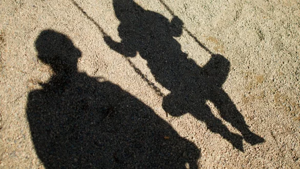 Seit Jahren gibt es Bemühungen, Kriminellen, die sogenannte Scheinvaterschaften gegen Geld vermitteln, das Handwerk zu legen. (Symbolbild) - © Julian Stratenschulte/dpa