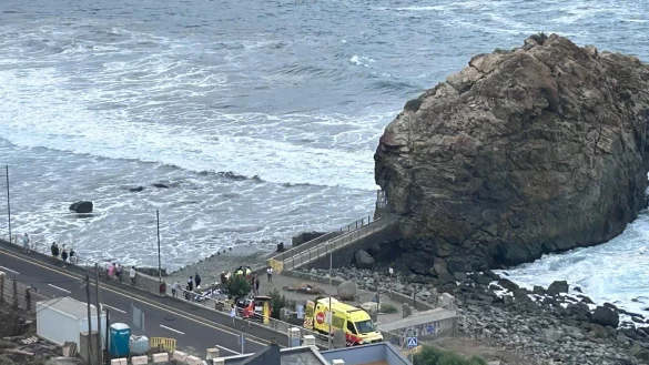 Der Rettungsdienst versorgt am Strand von Roque de Las Bodegas mehrere Menschen, die durch eine Riesenwelle verletzt wurden. - &copy; 112 Canarias/dpa