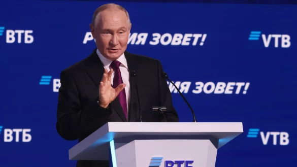 Der russische Präsident Wladimir Putin wirft den Europäern vor, eine friedliche Lösung Ukraine-Konflikts zu verhindern. - © Sergei Ilnitsky/EPA Pool via AP/dpa