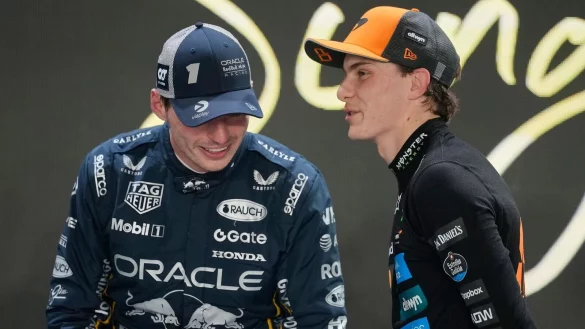 Wird für WM-Spitzenreiter Oscar Piastri (r) Titelverteidiger Max Verstappen noch zur Gefahr? - © Vincent Thian/AP/dpa