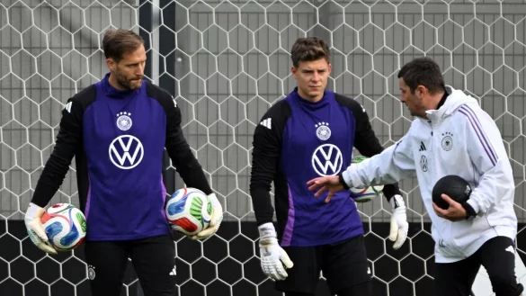Oliver Baumann (l.) hört Torwart-Trainer Andreas Kronenberg aufmerksam zu. - © Federico Gambarini/dpa