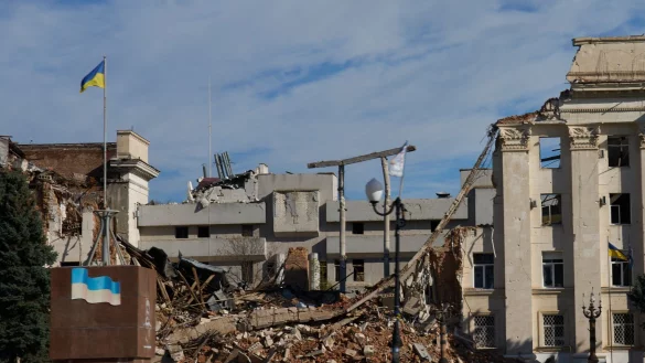 Die russische Armee setzt darauf, das Leben in den Frontgebieten der Ukraine unm&ouml;glich zu machen. (Archivbild) - &copy; Efrem Lukatsky/AP/dpa