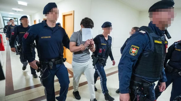 Eine Jugendgruppe soll eine Lehrerin vergewaltigt haben - nun stehen die jungen M&auml;nner vor Gericht. - &copy; Georg Hochmuth/APA/dpa