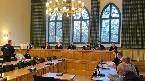 Der angeklagte Häftling ließ über seine Verteidigerin erklären, dass er sich zu einem späteren Zeitpunkt im Landgericht Stendal äußern wird. Er soll seine Ehefrau während eines Besuchs in einer sogenannten Liebeszelle in der Justizvollzugsanstalt Burg erwürgt haben. - © Christopher Kissmann/dpa