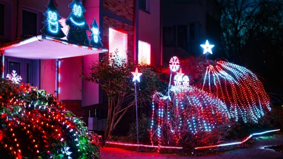 Ein knallbuntes LED-Spektakel zur Adventszeit. - © Christoph Reichwein/dpa