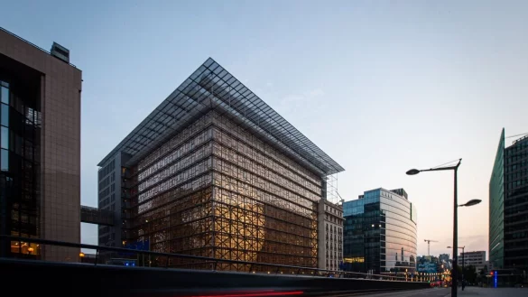 Trotz der ersten Einigung werden im Europagebäude auch in den kommenden Tagen noch schwierige Diskussionen erwartet. (Archivbild) - © Arne Immanuel Bänsch/dpa