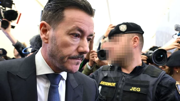 Der Investor René Benko ist wegen Gläubiger-Schädigung zu zwei Jahren Haft verurteilt worden - © Barbara Gindl/APA/dpa