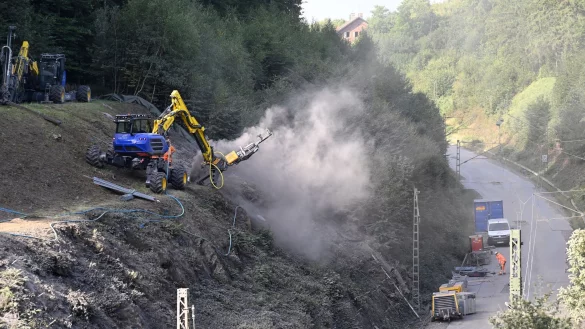 Fast zwei Jahre mussten die Fahrgäste warten - nun wird die vielbefahrene S6 (Essen-Düsseldorf) wieder eröffnet (Archivbild von der Reparatur). - © Roberto Pfeil/dpa