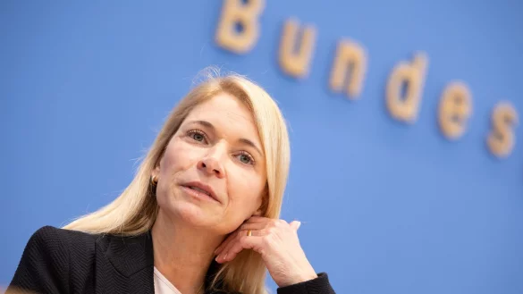 Will den Konzern vom Kopf auf die Füße stellen: Die neue Bahnchefin Evelyn Palla. (Archivbild) - © Andreas Gora/dpa