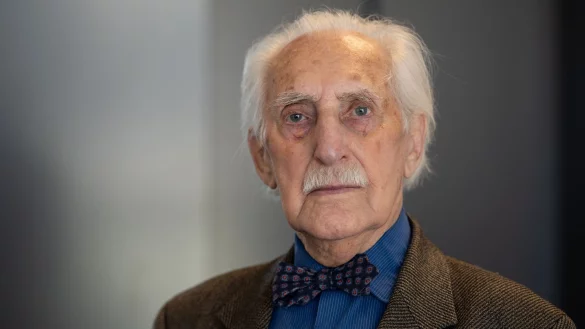 Der Holocaust-&Uuml;berlebende Leon Weintraub &auml;u&szlig;ert sich auch im hohen Alter zu politischen Ereignissen. (Archivbild) - &copy; Swen Pf&ouml;rtner/dpa