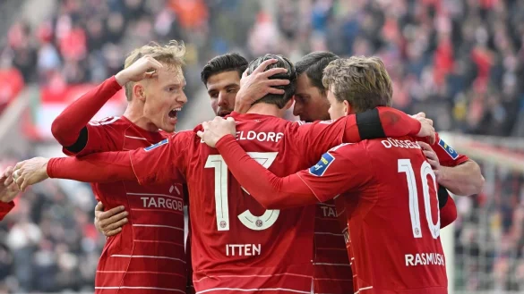 Bejubeln das 1:0: Düsseldorfs Profis um Doppel-Torschütze Itten. - © Anke Waelischmiller/dpa