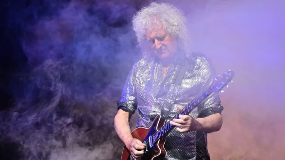 Weltberühmt, aber kein Solo ohne Fehler: Brian May stört sich nicht daran. - © Bernd Weißbrod/dpa