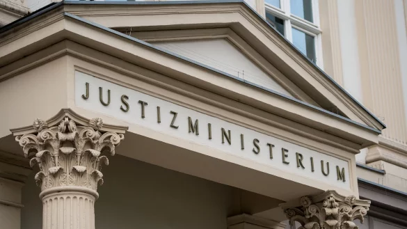 Die Justiz in NRW muss 1,9 Millionen f&uuml;r Entsch&auml;digungen zahlen. (Symbolbild) - &copy; Marius Becker/dpa