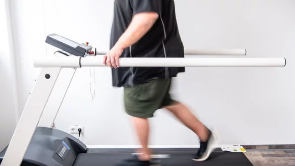 10.000 Schritte am Tag: Genug Bewegung senkt das Risiko f&uuml;r &Uuml;bergewicht - und hilft beim Abnehmen. - &copy; Sina Schuldt/dpa