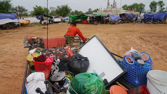 Die Kämpfe entlang der 800 Kilometer langen Grenze zwischen Thailand und Kambodscha treiben zahlreiche Einwohner in die Flucht. - © Heng Sinith/AP/dpa