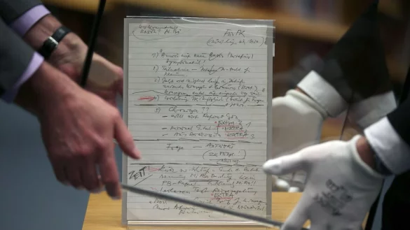 Um diesen Zettel im Haus der Geschichte streiten sich die zust&auml;ndige Stiftung und ein Journalist seit Jahren. Jetzt ist ein Urteil gefallen. (Archivbild) - &copy; Oliver Berg/dpa