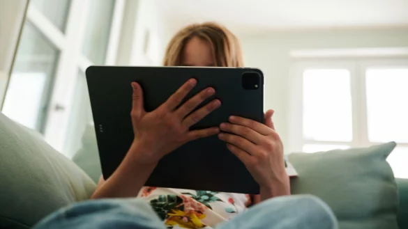 Auch im Netz gibt es keine Gleichberechtigung, sagen Experten. (Archivbild) - © Annette Riedl/dpa