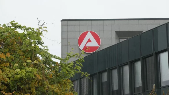 Weniger Arbeitslose in NRW: Die Agentur für Arbeit NRW gibt aber keine Entwarnung. (Archivbild) - © Helge Toben/dpa