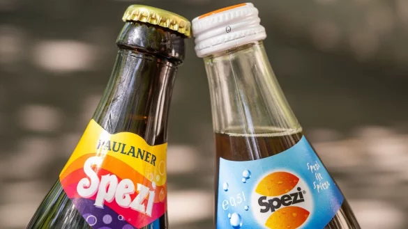 Spezi von Paulaner und Riegele. Eine Einigung der Brauereien ebnet Paulaner den Weg ins Ausland. (Illustration) - &copy; Peter Kneffel/dpa