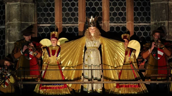 Mit dem feierlichen Prolog eröffnet Nora Falk, das neue Nürnberger Christkind, auf der Empore der Frauenkirche offiziell den Nürnberger Christkindlesmarkt 2025. - © Daniel Karmann/dpa