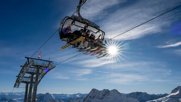 An der Zugspitze er&ouml;ffnete das Skigebiet im November. Die Hauptsaison dort und vielen anderen alpinen Skigebieten beginnt an diesem Wochenende. (Archiv) - &copy; Peter Kneffel/dpa