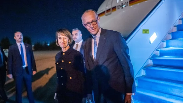 Bundeskanzler Merz ist in der Türkei eingetroffen. - © Michael Kappeler/dpa