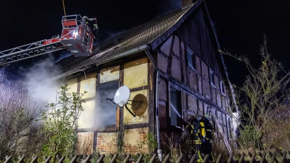 Das Feuer brach im Erdgeschoss aus. - © Michael Horst/Feuerwehr Porta/dpa
