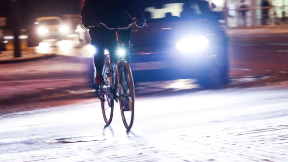 Ob mit Auto, Rad oder Bahn: Schneefall und Glätte sind keine Entschuldigung dafür, zu spät zur Arbeit zu erscheinen. - © Christian Charisius/dpa/dpa-tmn