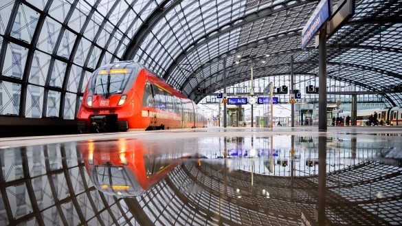 Das Deutschlandticket erm&ouml;glicht bundesweit Fahrten im Regional- und Nahverkehr. (Archivbild) - &copy; Christoph Soeder/dpa/dpa-tmn
