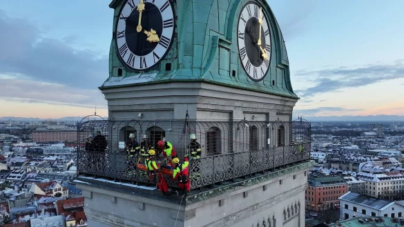 Kr&auml;fte der Berufsfeuerwehr M&uuml;nchen sind am Turm der Kirche St. Peter im Einsatz. - &copy; -/Berufsfeuerwehr M&uuml;nchen/dpa