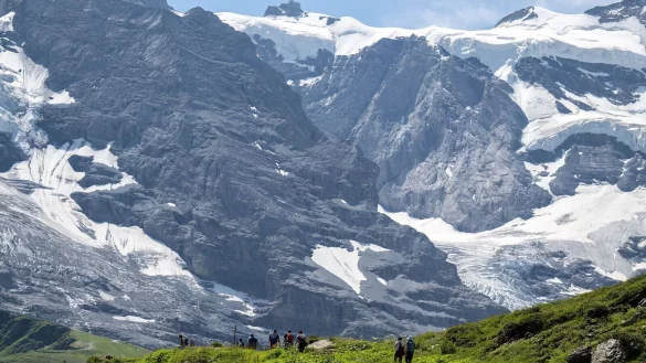 Der Bergsommer 2025 war geprägt von großer Hitze und hoch gelegenen Null-Grad-Grenzen. (Symbolbild) - © Peter Schneider/KEYSTONE/dpa
