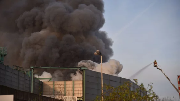 Feuerwehrleute bek&auml;mpfen einen Gro&szlig;brand in einem Recyclingbetrieb. - &copy; Alexander Forstreuter/dpa