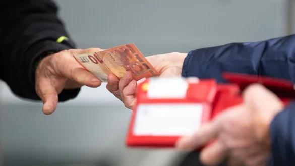 Lebensmittel und Dienstleistungen sind teils deutlich teurer als vor einem Jahr, das sp&uuml;ren die Menschen im Geldbeutel. (Symbolbild) - &copy; Sebastian Kahnert/dpa
