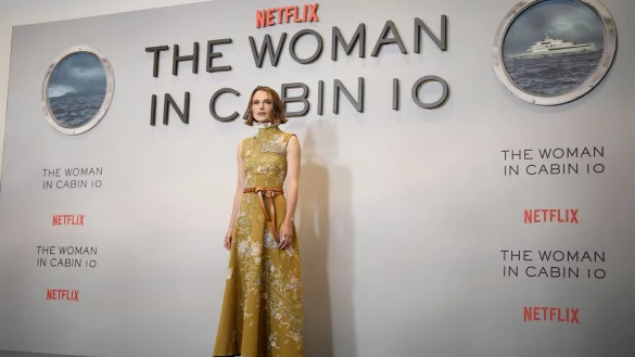 Keira Knightley vor einer «The Woman in Cabin 10»-Wand Ende September in London. (Archivbild) - © Jordan Pettitt/PA Wire/dpa