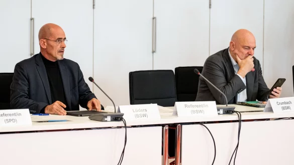 Brandenburgs BSW-Fraktionschef Niels-Olaf L&uuml;ders und BSW-Finanzminister Robert Crumbach sind sich nicht einig &uuml;ber die Medienstaatsvertr&auml;ge. - &copy; Fabian Sommer/dpa